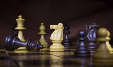 Satranç tahtasında fotoğraflanmış.