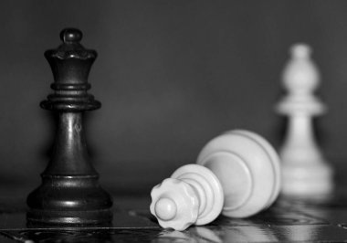 Satranç tahtasında fotoğraflanmış.