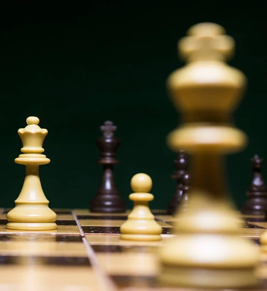 Satranç tahtasında fotoğraflanmış.
