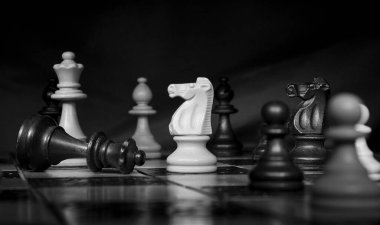 Satranç tahtasında fotoğraflanmış.