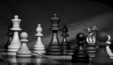 Satranç tahtasında fotoğraflanmış.