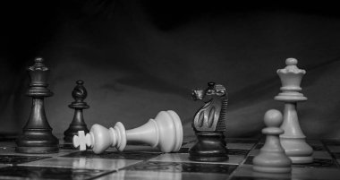 Satranç tahtasında fotoğraflanmış.