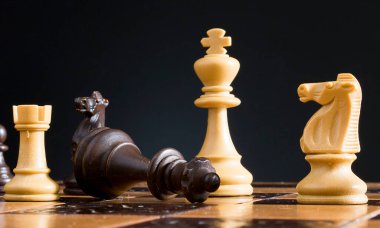 Satranç tahtasında fotoğraflanmış.