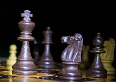 Satranç tahtasında fotoğraflanmış.
