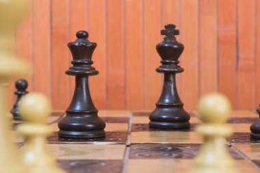 Satranç tahtasında fotoğraflanmış.