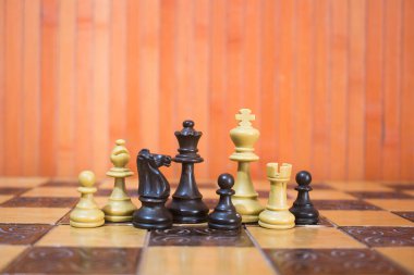 Satranç tahtasında fotoğraflanmış.