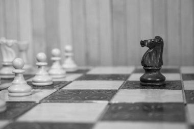 Satranç tahtasında fotoğraflanmış.