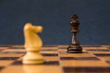 Satranç tahtasında fotoğraflanmış.