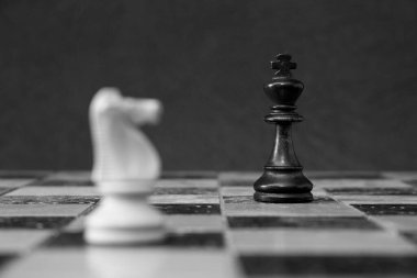 Satranç tahtasında fotoğraflanmış.