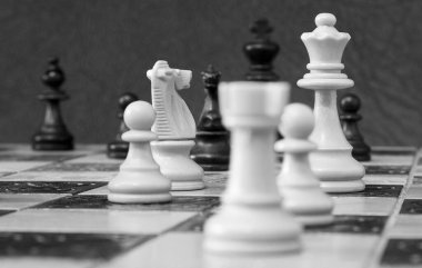 Satranç tahtasında fotoğraflanmış.