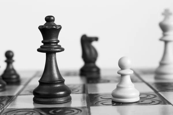 No final do jogo de xadrez, o peão branco derrotou o rei escuro. o rei do  xadrez caído como metáfora da queda do poder. espaço de cópia de conceito  de negócio, foco