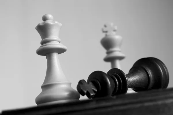 Satranç tahtasında fotoğraflanmış.