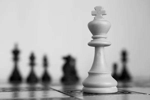 Satranç tahtasında fotoğraflanmış.