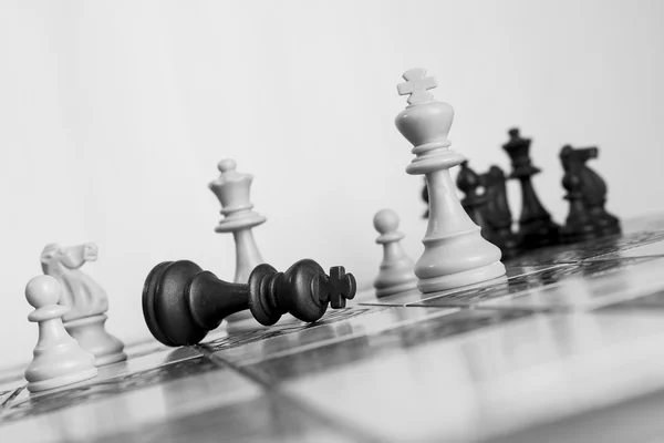 Satranç tahtasında fotoğraflanmış.