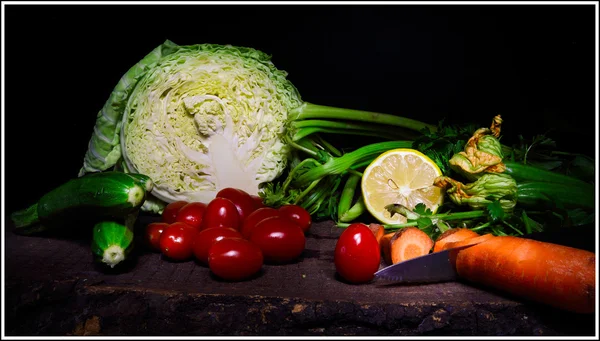 Warzywa i owoce na podłogi drewniane — Zdjęcie stockowe