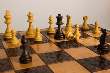 Satranç tahtasında fotoğraflanmış.