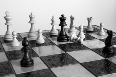 Satranç tahtasında fotoğraflanmış.