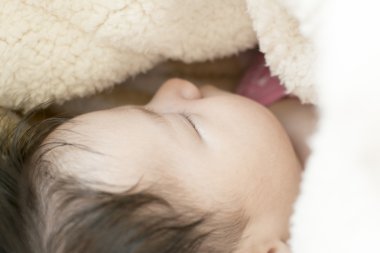 Yeni doğmuş bebek uyuyor.