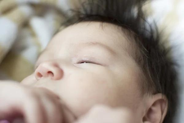 Novorozená dívka spí — Stock fotografie