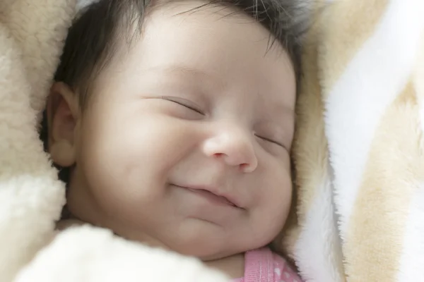 Novorozená dívka s úsměvem — Stock fotografie