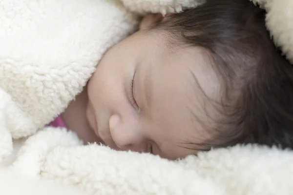 Novorozená dívka spánek — Stock fotografie