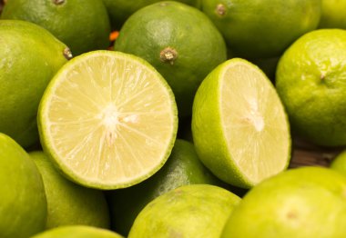 Sepet içinde limon grubu.