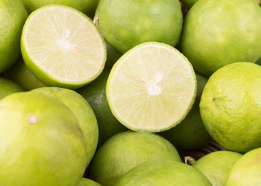 Sepet içinde limon grubu.