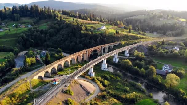 Vorokhta, Ukrayna 'daki tarihi köprü. Tren yolu viyadük köprüsü. Güzel doğa manzarası. — Stok video