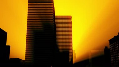 Şehir sisli gökdelenlerle yan yana kayıyor. Güneşin doğuşunun arkaplanına karşı.