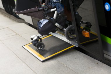 Otobüste bebekler ve engelliler için erişim rampası