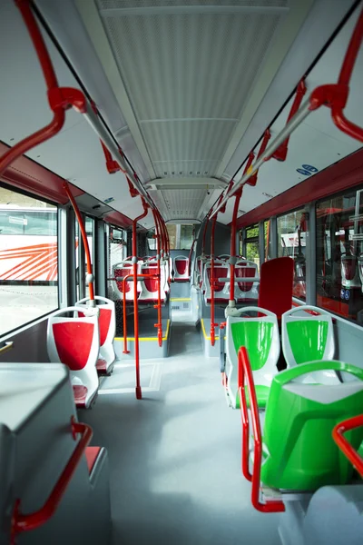 Lugares de assento em ônibus urbano moderno — Fotografia de Stock