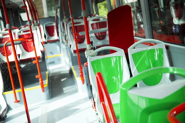 Lugares de assento em ônibus urbano moderno — Fotografia de Stock