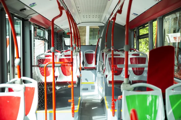 Lugares de assento em ônibus urbano moderno — Fotografia de Stock