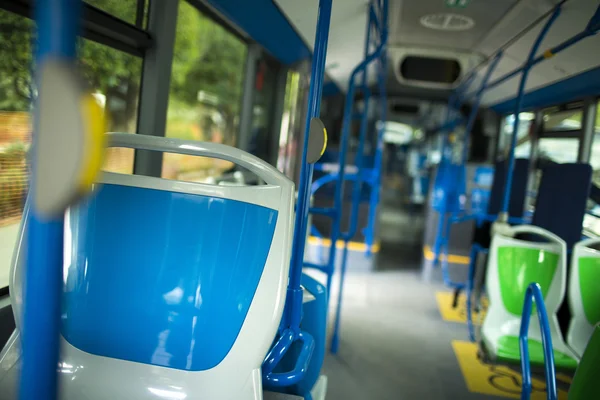 Lugares de assento em ônibus urbano moderno — Fotografia de Stock