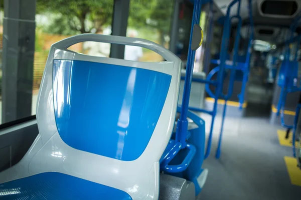 Места для сидения в современном городском автобусе — стоковое фото