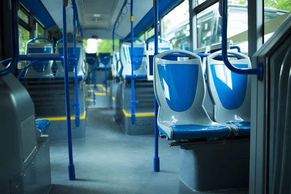 Места для сидения в современном городском автобусе — стоковое фото