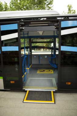 Otobüste bebekler ve engelliler için erişim rampası