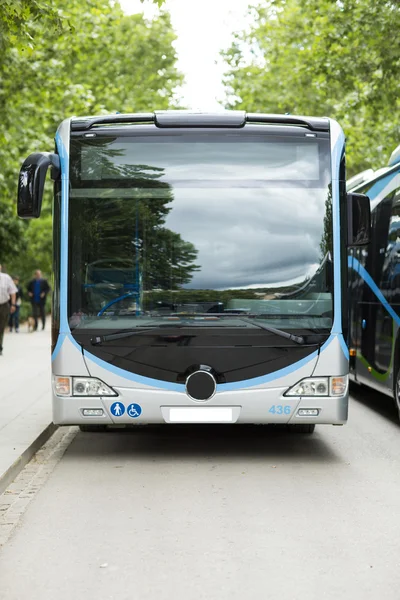 Novo ônibus urbano moderno — Fotografia de Stock