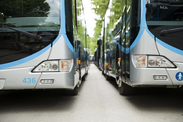 Novo ônibus urbano moderno — Fotografia de Stock