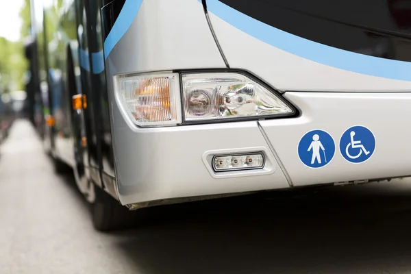 Adaptado un autobús para el transporte de personas con discapacidad — Foto de Stock
