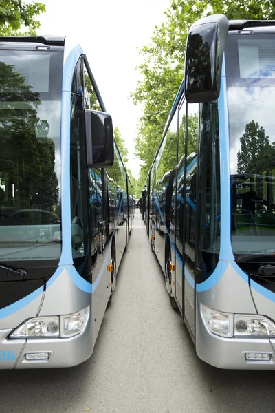 Novo ônibus urbano moderno — Fotografia de Stock