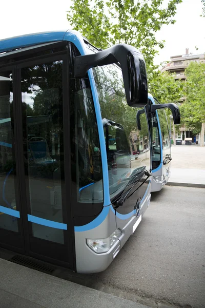 Nowe nowoczesne miasto autobusem — Zdjęcie stockowe