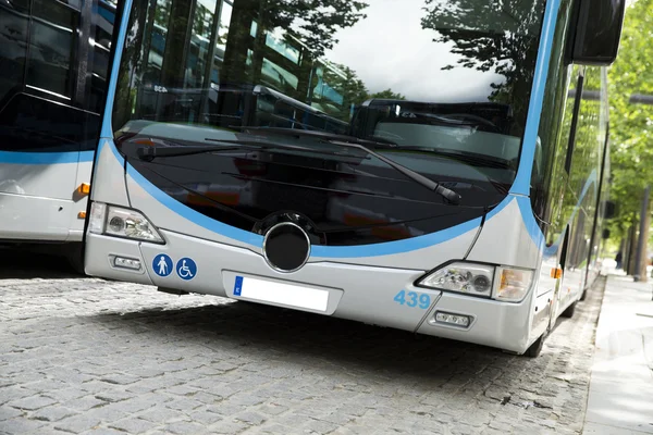 Dostosowane autobusem do transportu niepełnosprawnych osób — Zdjęcie stockowe