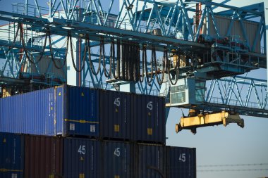 Büyük endüstriyel vinçleri olan ticari liman