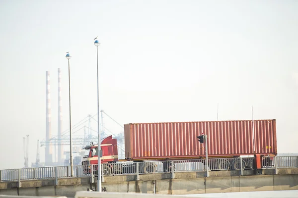 海の近くの倉庫にトラック輸送コンテナー — ストック写真