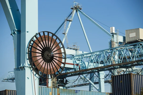 Puerto comercial con grandes grúas industriales — Foto de Stock