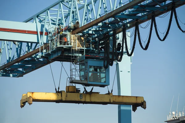 Porto commerciale con grandi gru industriali — Foto Stock