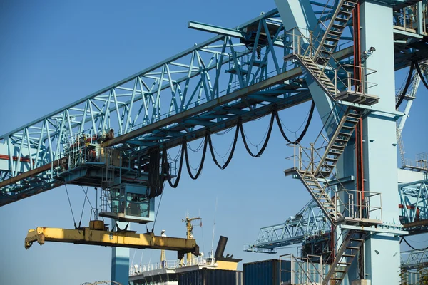 Торговая гавань с крупными промышленными кранами — стоковое фото