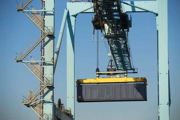 Lagerung eines Containers auf dem Frachtschiff — Stockfoto