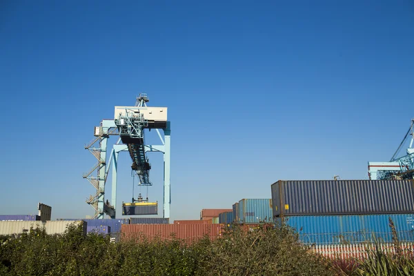 Porto comercial com grandes guindastes industriais — Fotografia de Stock